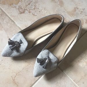 Grey houndstooth pointed toe shoes